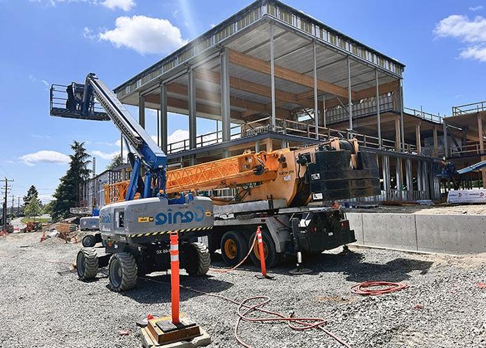 外墙:带有屋顶和建筑设备的建筑物部分建成的侧翼的外部